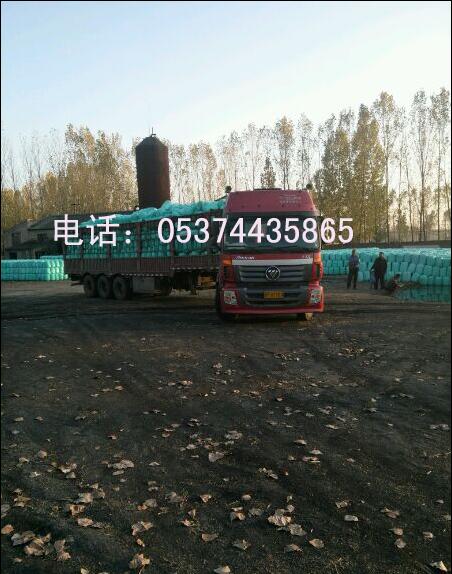 青贮场地几十吨青贮装车.jpg